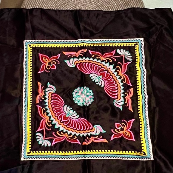 CHRISTIAN DIOR 100% SILK EMBROIDERED SCARF 22” x 22” EXCELLENT CONDITION - Picture 2 of 5